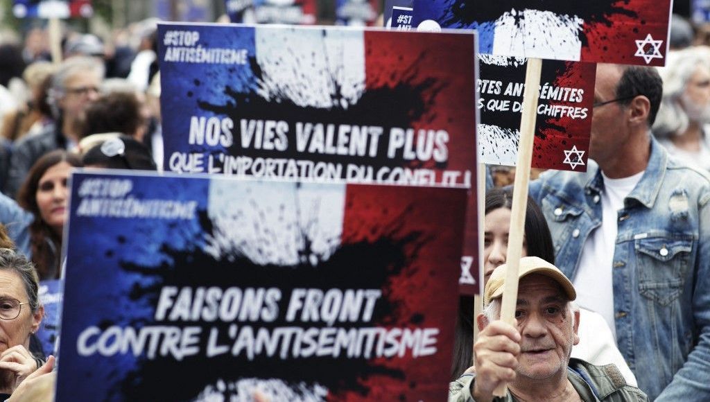 La montée des actes antichrétiens et antisémites inquiète la France