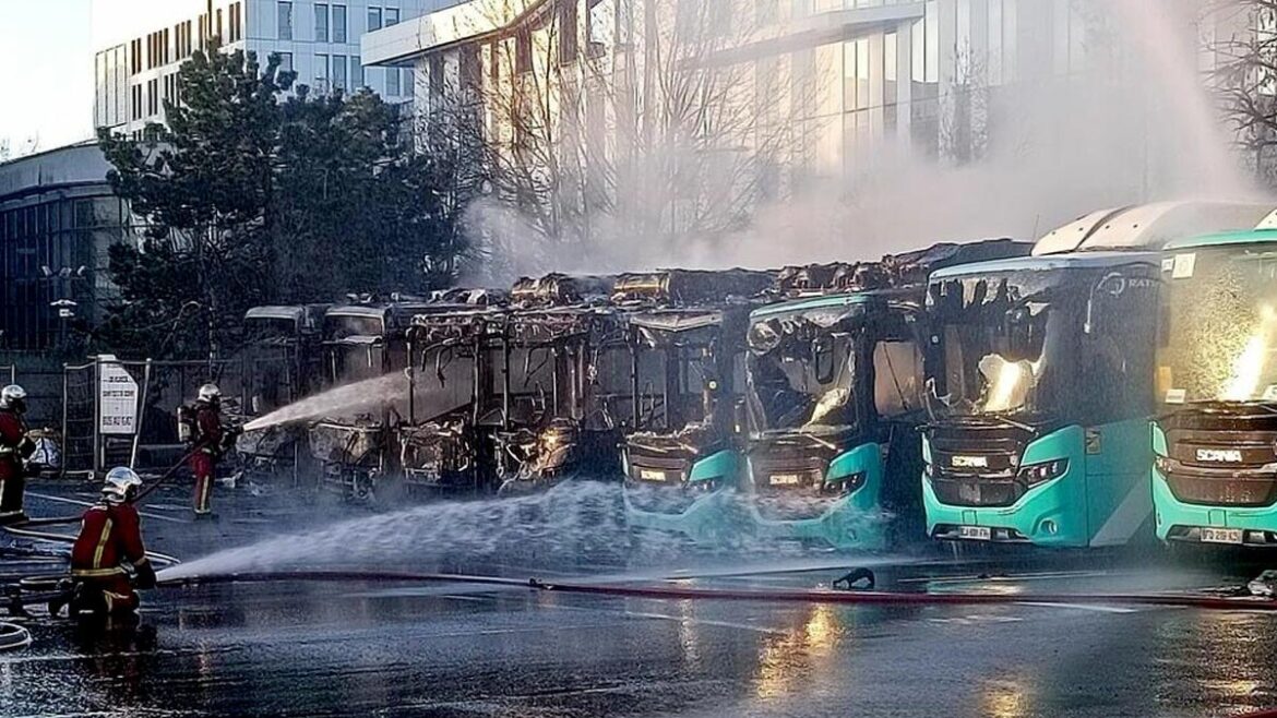 Incendie d’un bus RATP à Garges-lès-Gonesse : une bande de délinquants sème le chaos dans les rues
