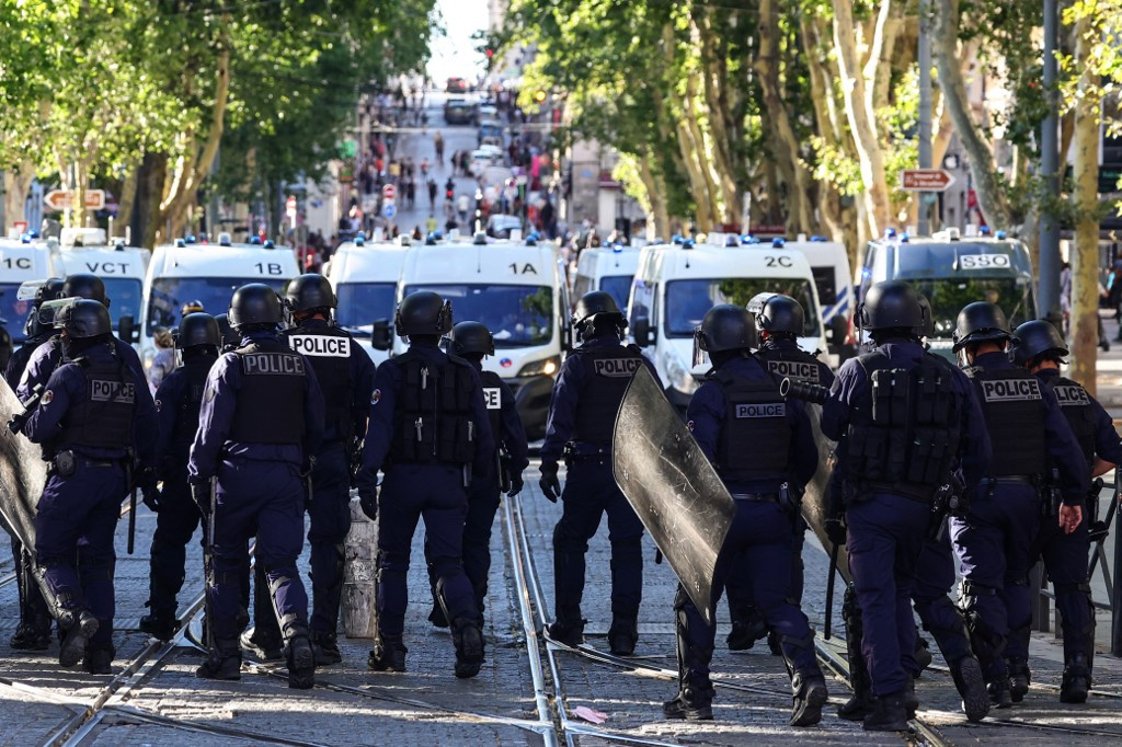 Le policier accusé de meurtre dénonce le sacrifice d’Emmanuel Macron et condamne les émeutiers