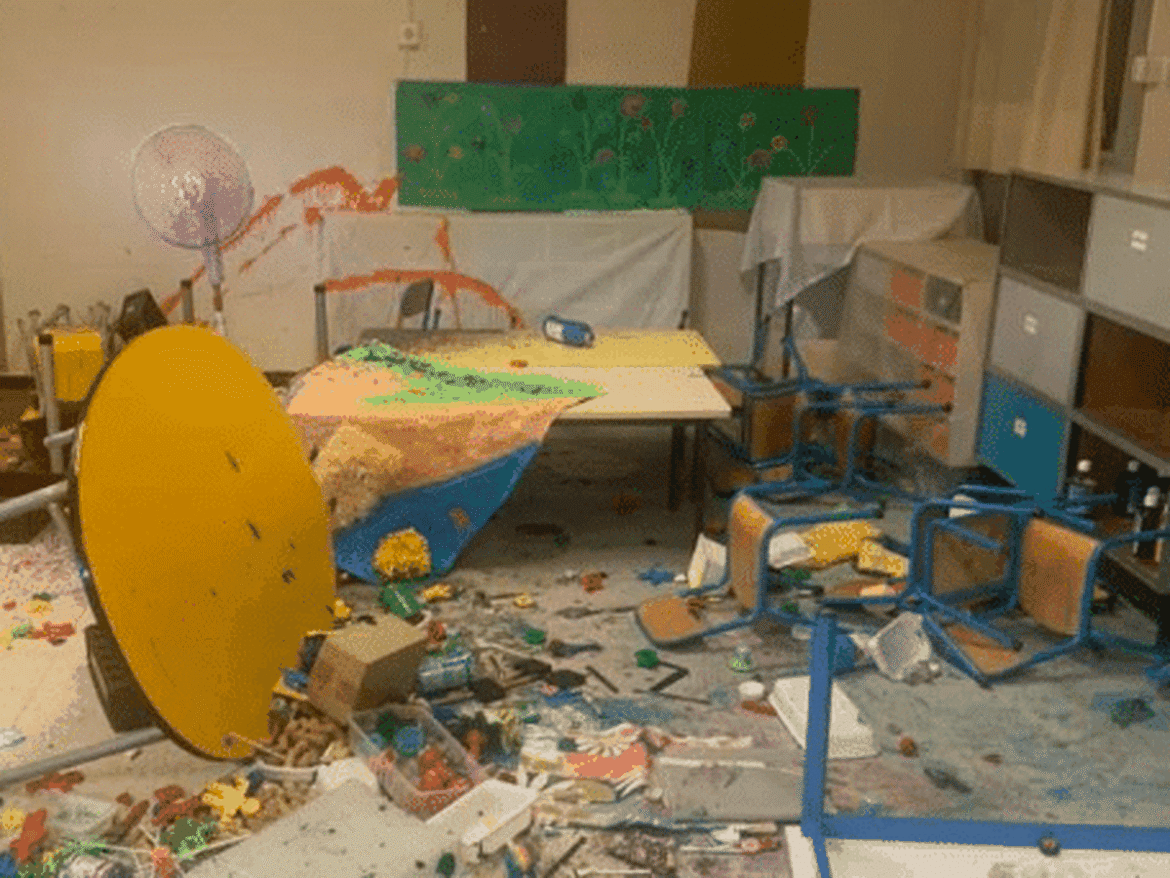 Vandalisme à Arles : des mineurs de 13 ans détruisent une école maternelle, la mairie condamne les actes mais refuse d’assumer ses responsabilités
