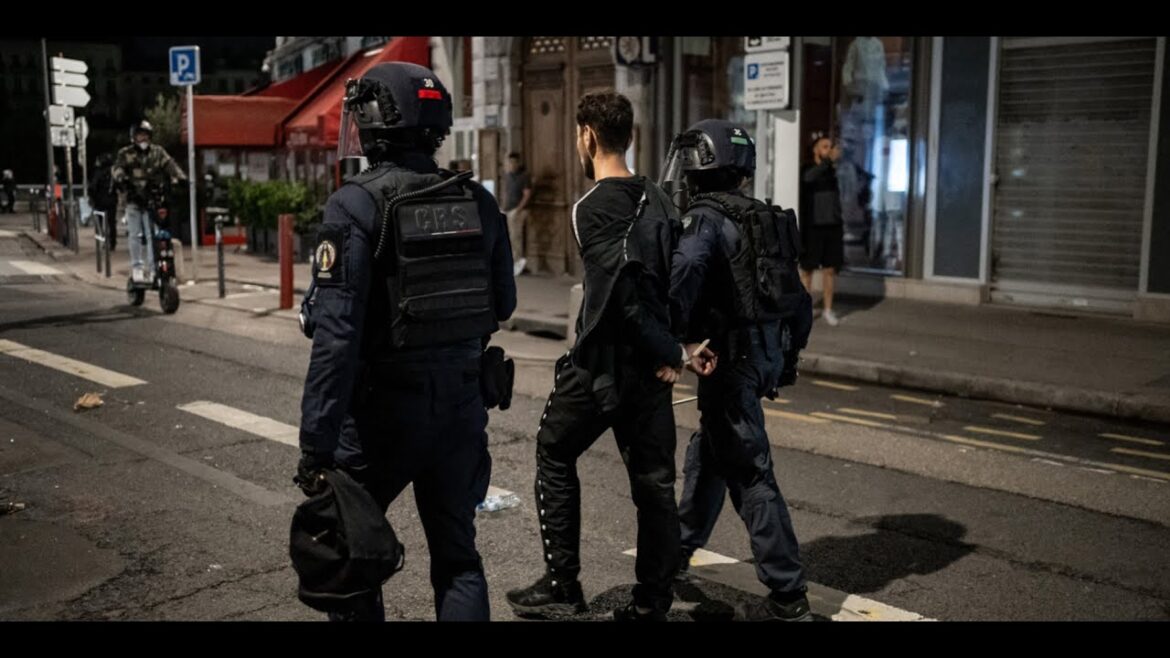 Lyon : Une attaque perpétrée par des individus violents contre un agent de sécurité provoque le chaos dans un centre commercial