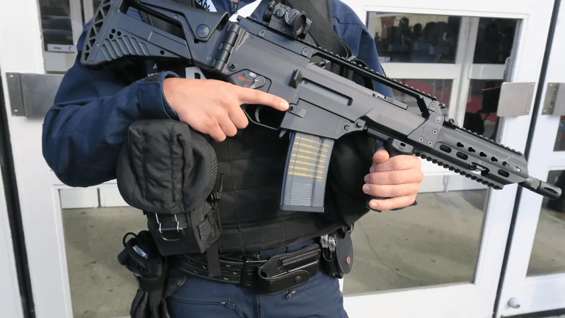 Arrêté avec un fusil d’assaut et une voiture volée, un jeune homme de Vitry-sur-Seine accuse des faits graves qui inquiètent la population