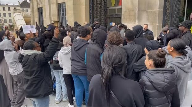Incendie dévastateur dans un espace jeunesse de Saint-Denis : la mairie accuse des individus criminels