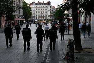 Lyon : Deux clandestins en situation irrégulière s’en prennent violemment à des agents de police pendant leur arrestation