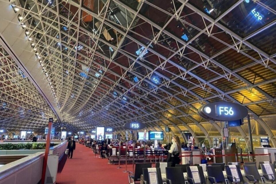 Découverte d’une somme record : deux Tunisiens arrêtés à Paris pour un vol de 10 millions d’euros