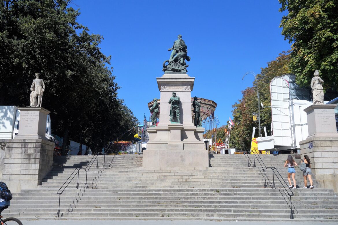 Nantes : Une structure pour migrants provoque un tollé en face du monument aux morts