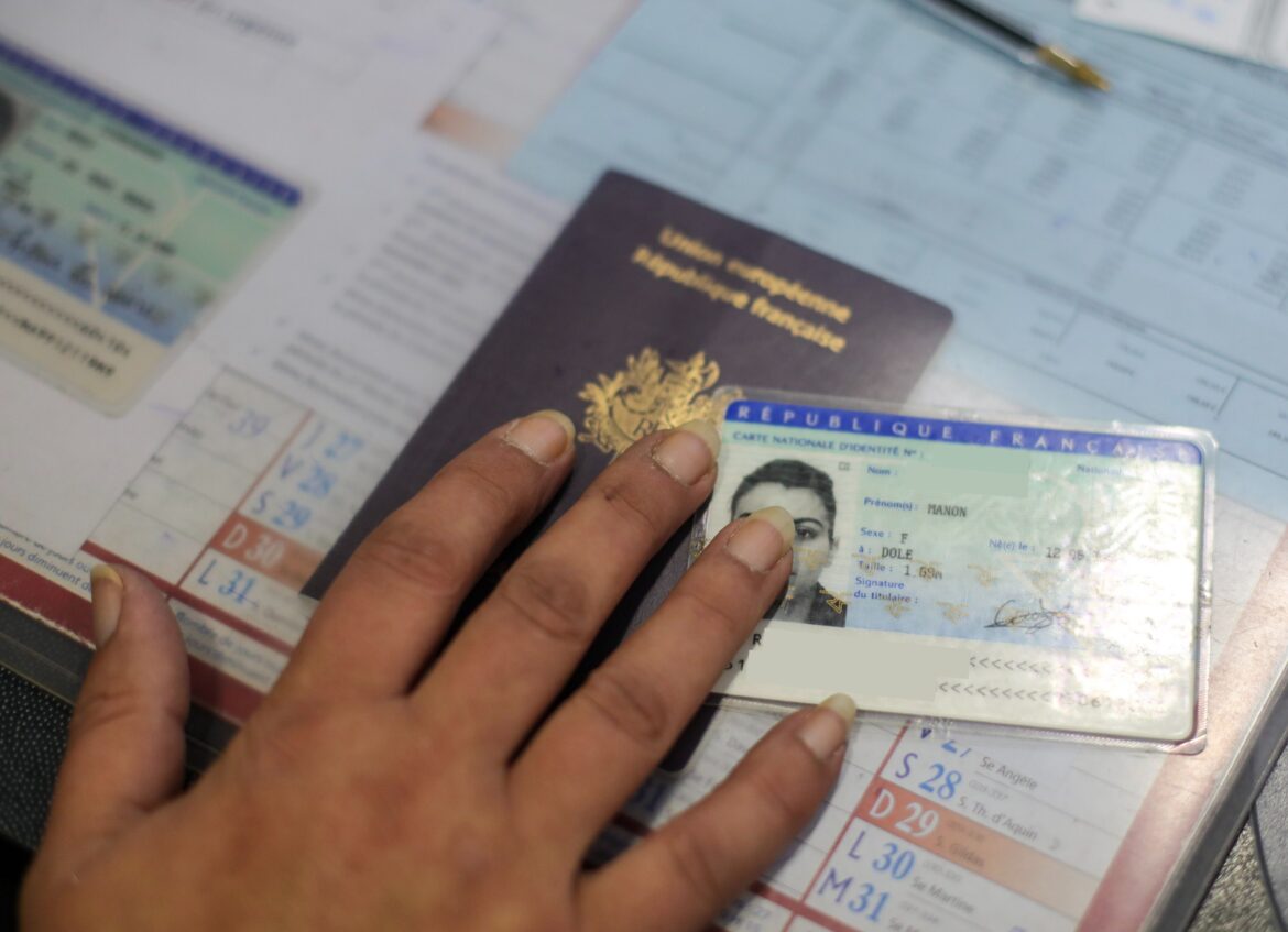 Réseau criminel de fabrication de faux papiers d’identité pour migrants clandestins démantelé à Vallauris (06)