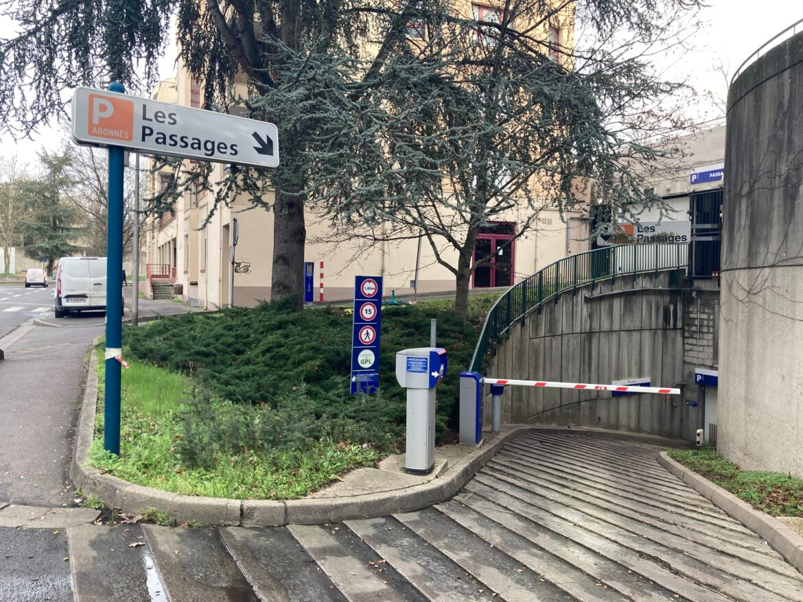 Évry-Courcouronnes : Un jeune homme de 18 ans tué lors d’une agression sanglante par trois individus à la gare routière