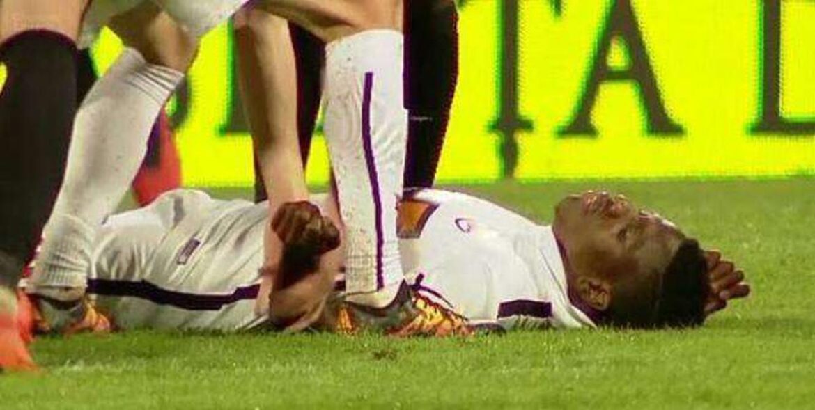 Traumatisme grave pour un jeune footballeur belge après une agression violente en plein match