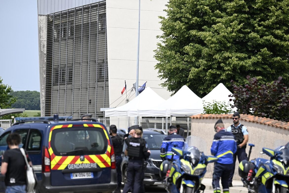 Violence dans les écoles : deux collégiens s’affrontent à l’arme blanche devant leur établissement