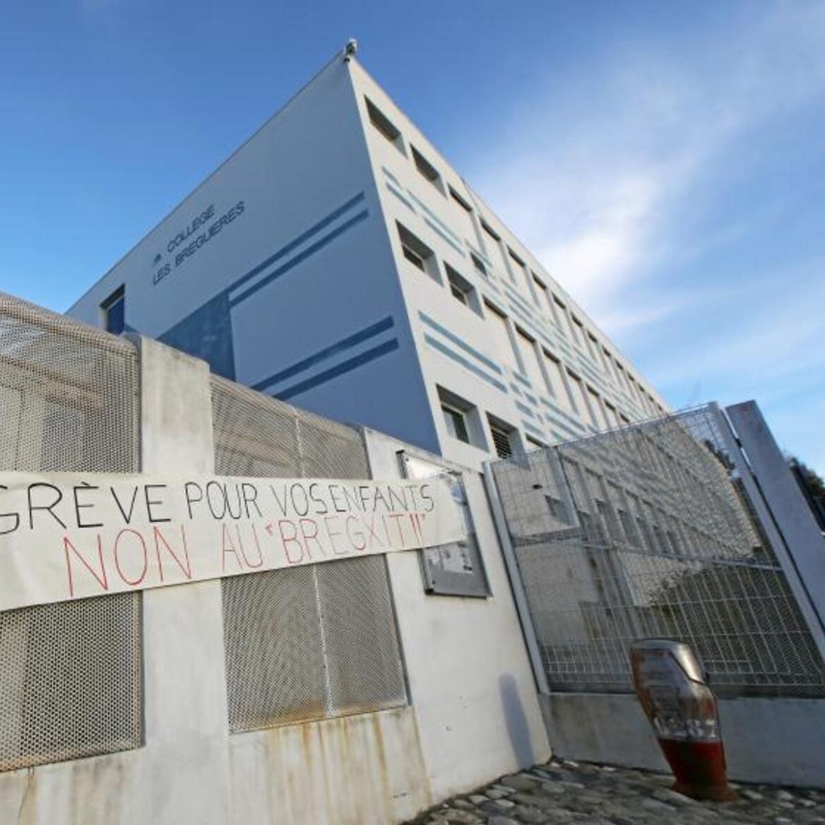 Violent conflit familial dans un collège de Cagnes-sur-Mer : les parents attaquent l’établissement après une bagarre
