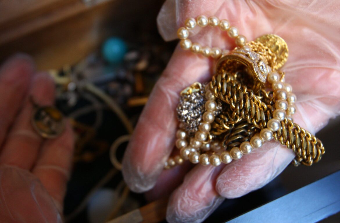 Marseille : Deux voleurs sans pitié dévalisent une nonagénaire de plus de 500 000 euros de bijoux