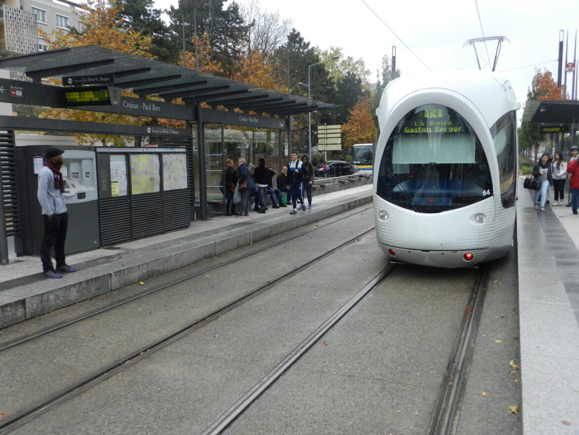 Vénissieux : un homme meurtri de manière sauvage près d’une station de tramway
