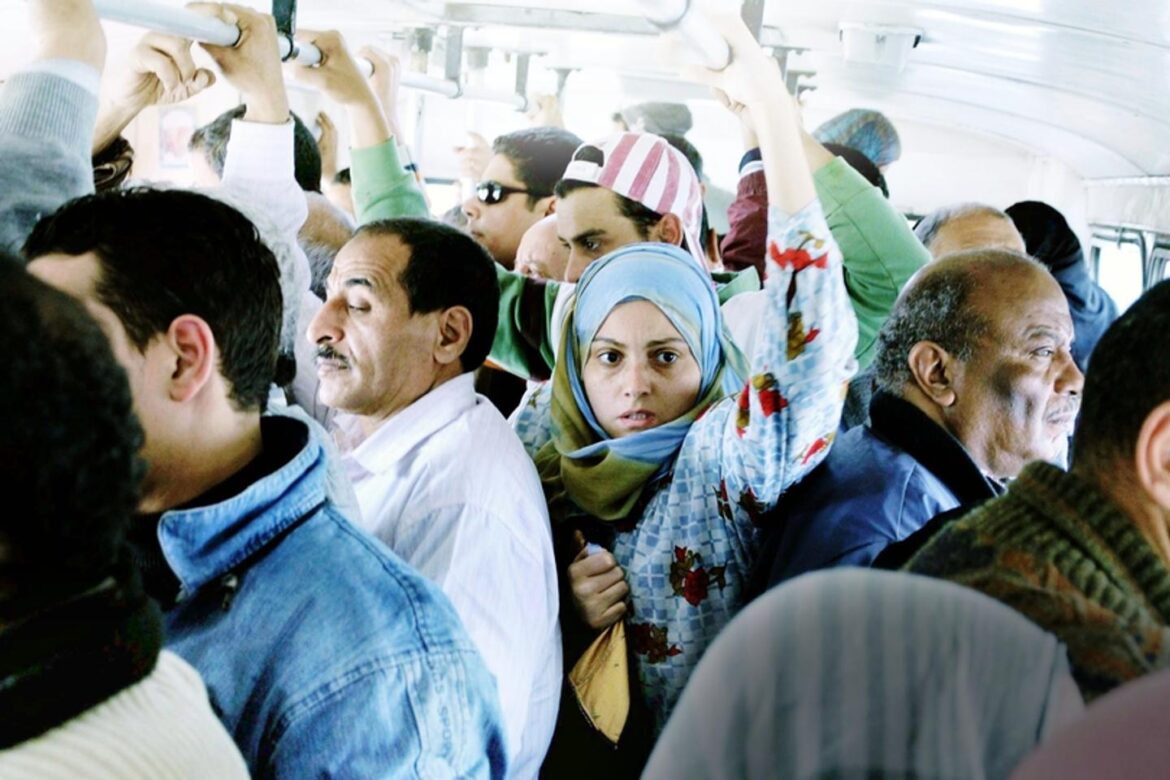 Une série d’agressions sexuelles dans le RER C : un migrant égyptien en fuite après des actes atroces