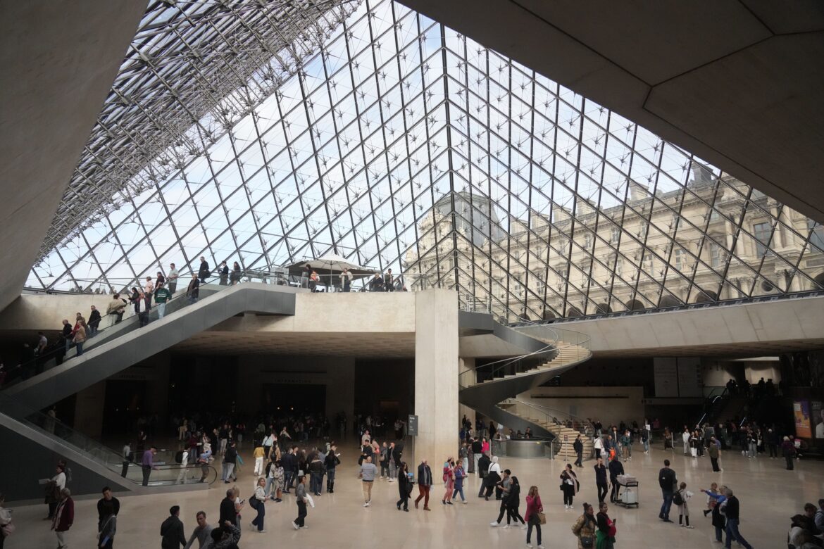 Criminelles arrestations après le vol au Louvre : les deux coupables identifiés grâce à leur ADN