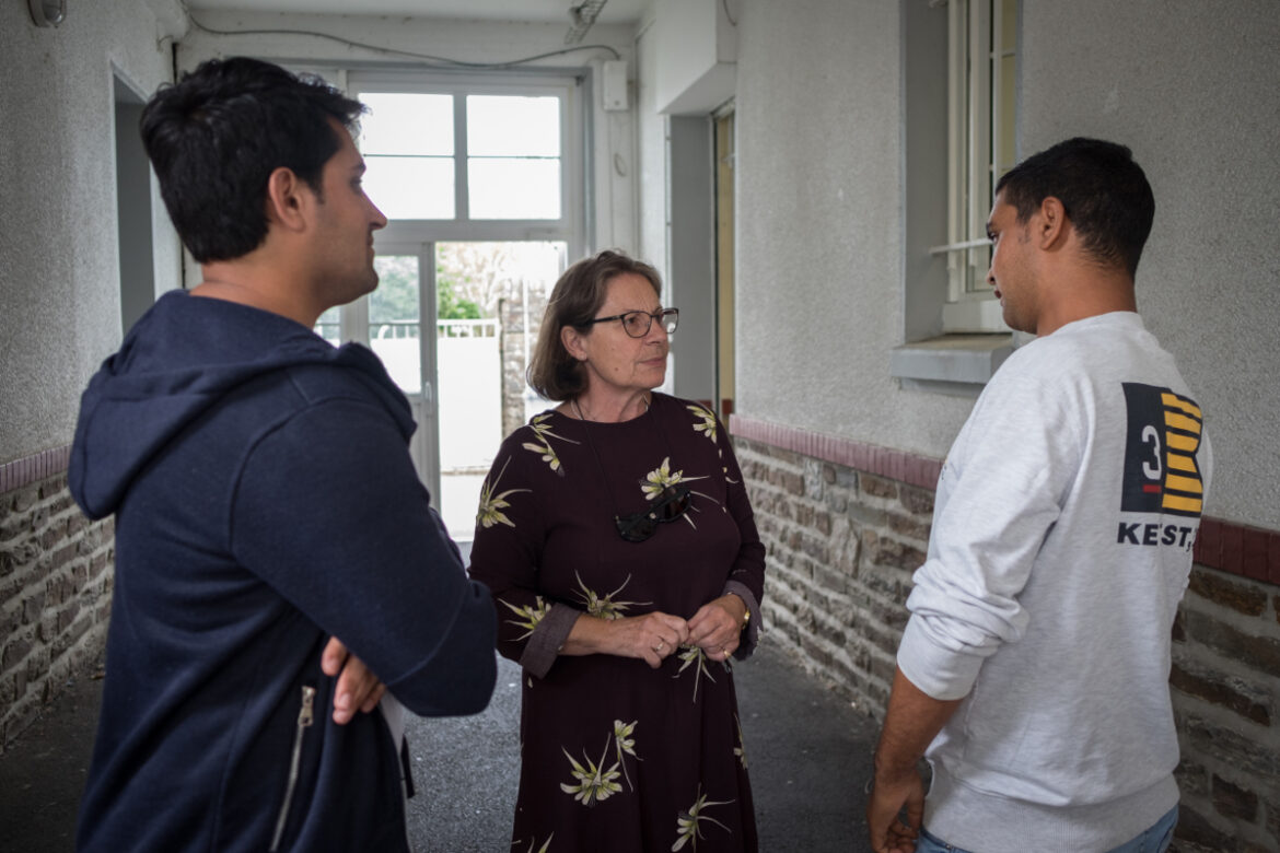 Une femme de Nantes accueille des migrants dans son salon, un acte de compassion face à l’abandon