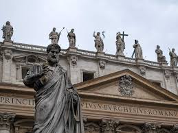 Une statue du pape Jean-Paul II profanée par des militants antifascistes en Italie