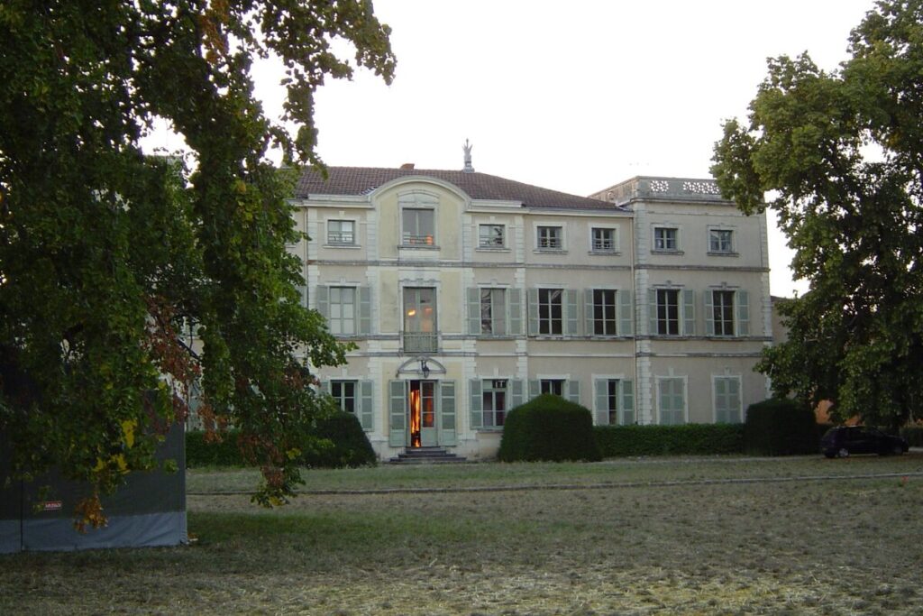 Saint-Maurice-de-Rémens : l’horreur au cimetière après le vol des vitraux d’un monument en hommage à Saint-Exupéry