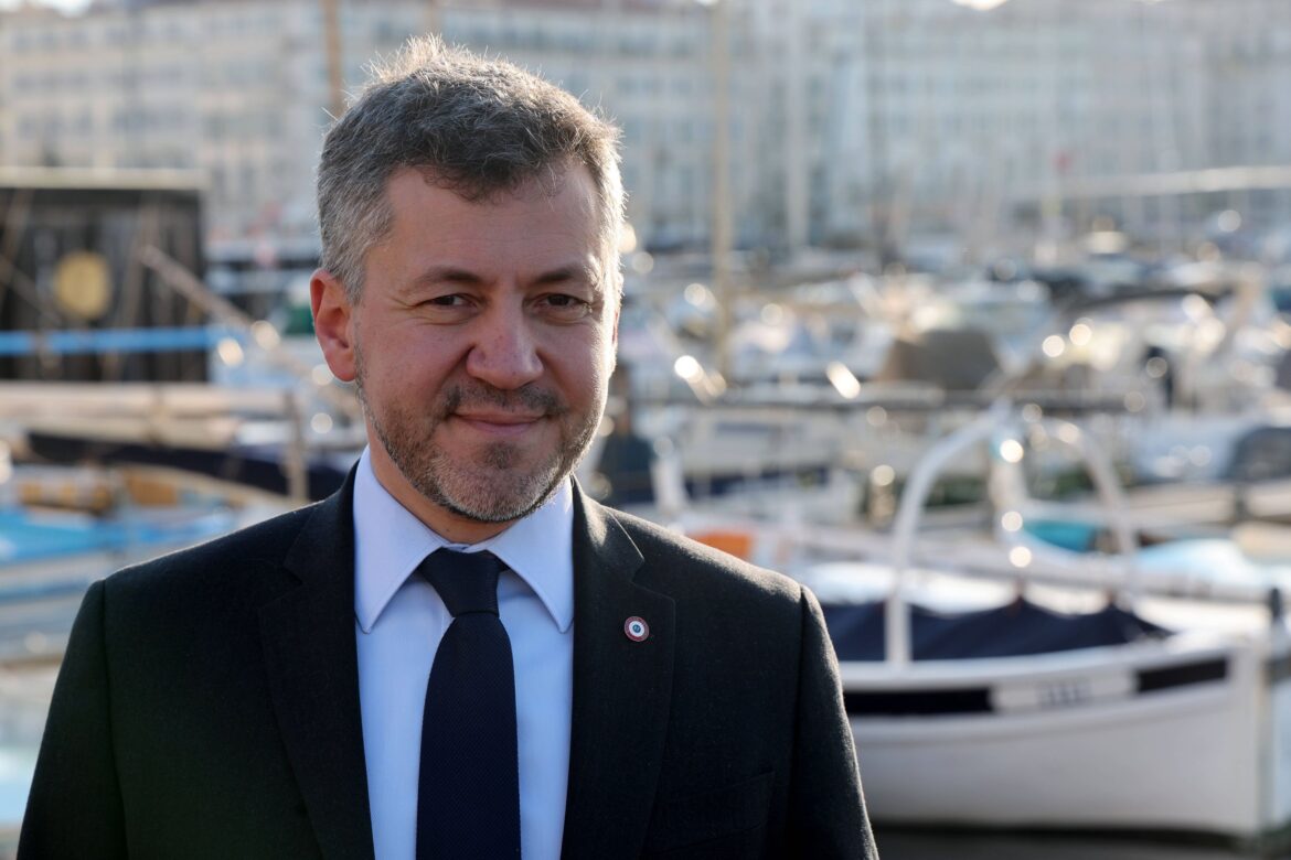 Marseille : 23 ans, un migrant clandestin armé de couteau menace passants avant d’être arrêté par policiers municipaux