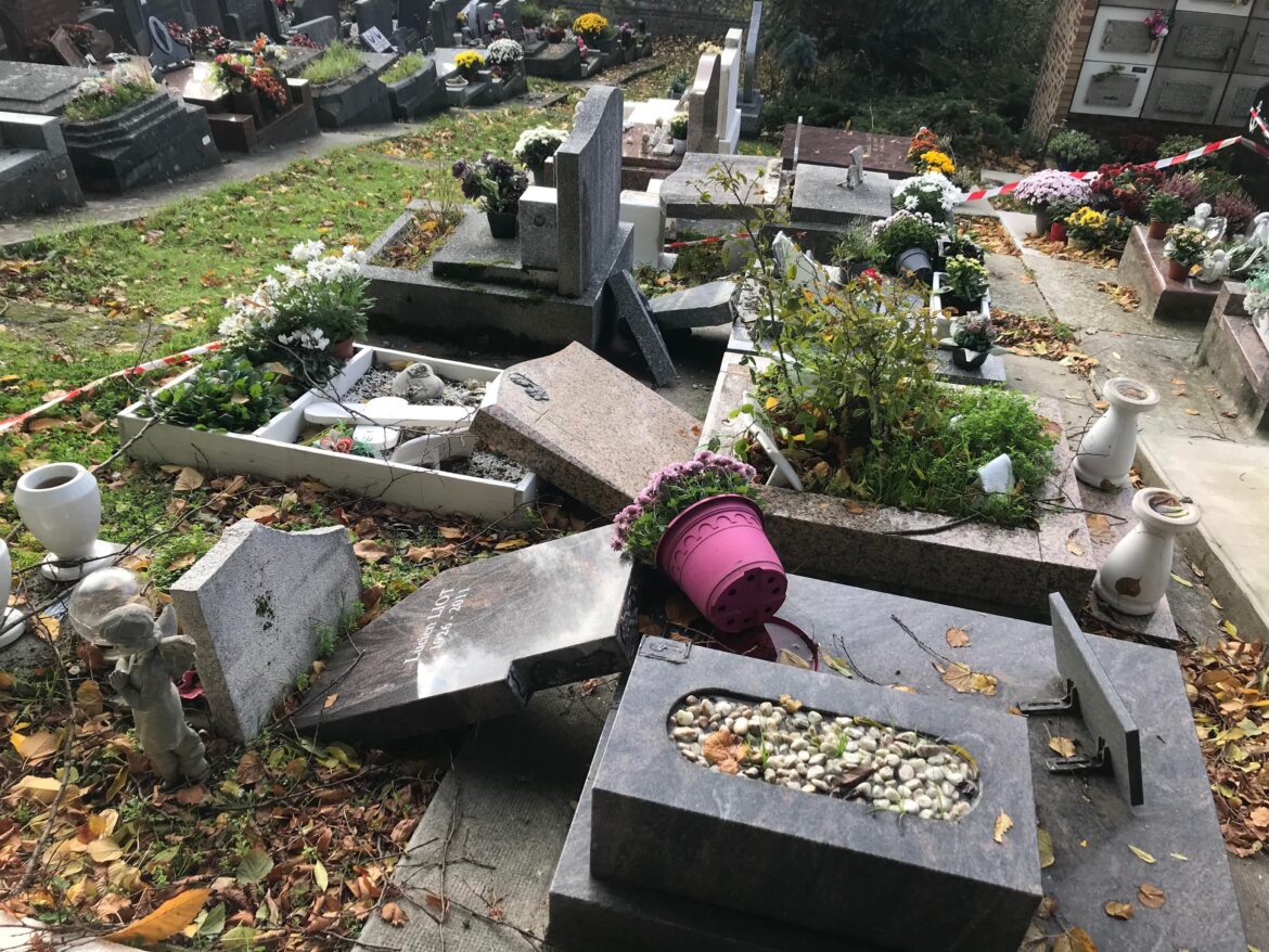 Les familles en larmes après les vols et dégradations dans les cimetières