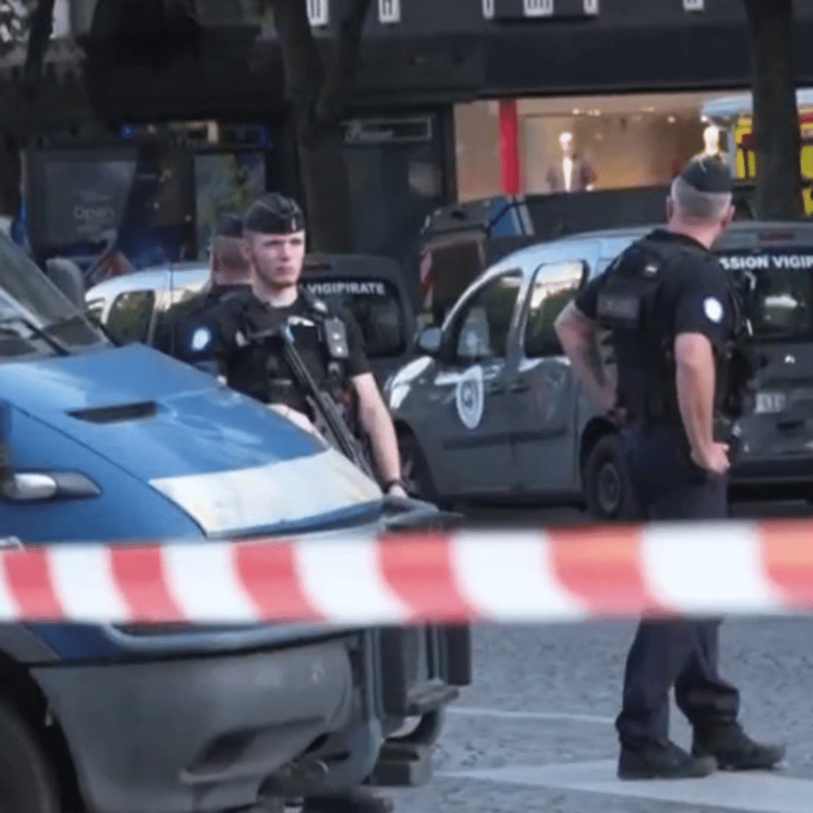 Attaque au couteau à Paris : un homme blessé et tentant de poignarder des policiers