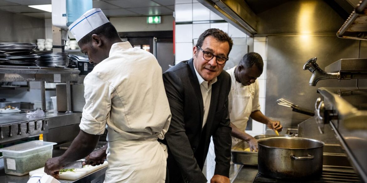 La Grande Armée : des banderoles demandant la régularisation de sans-papiers, mais le menu est affiché sur la vitrine du restaurant parisien.