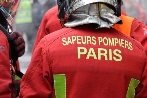 Paris (XVIIIe) : le périphérique fermé une heure dans les deux sens porte de Clignancourt après un incendie dans un camp de migrants