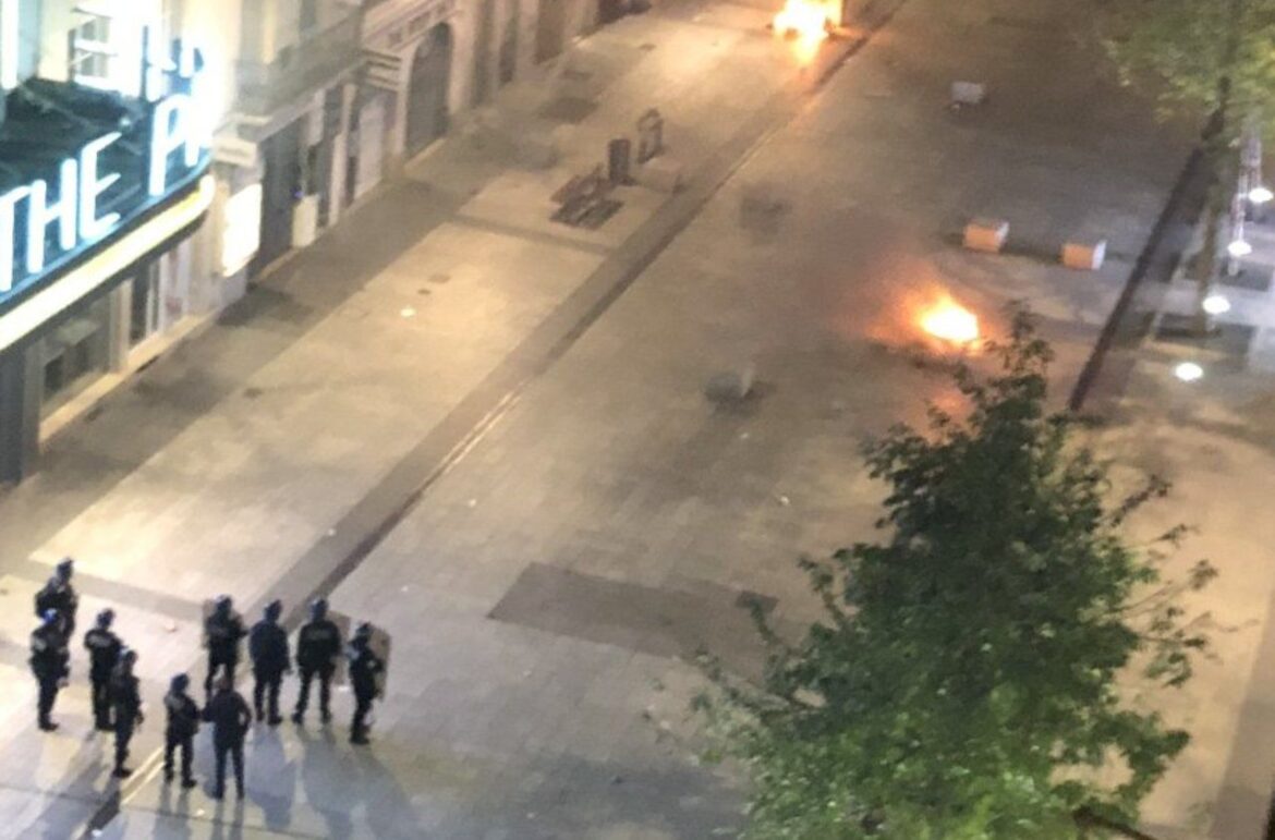 La Nuit d’Halloween plonge la France dans le chaos : attaques, incendies et violences urbaines déclenchées par des groupes de jeunes délinquants