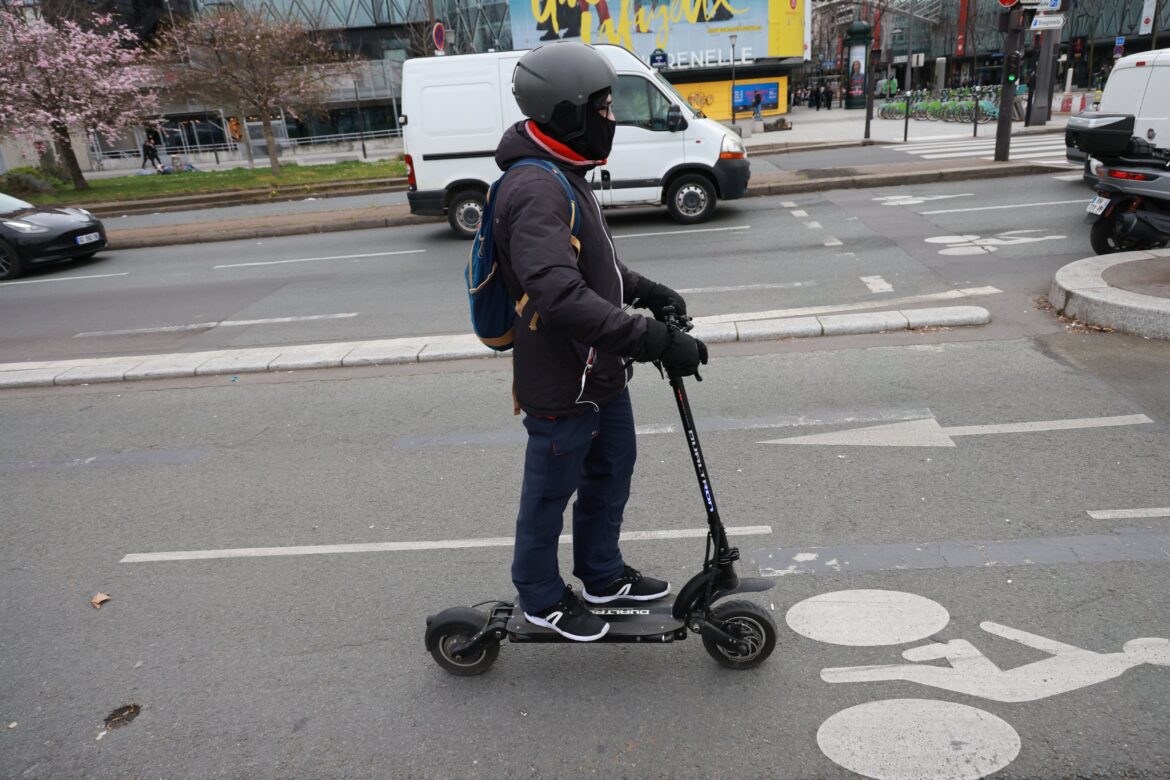 Violent attaque à Tassin-la-Demi-Lune : deux hommes agressent un jeune homme pour voler sa trottinette