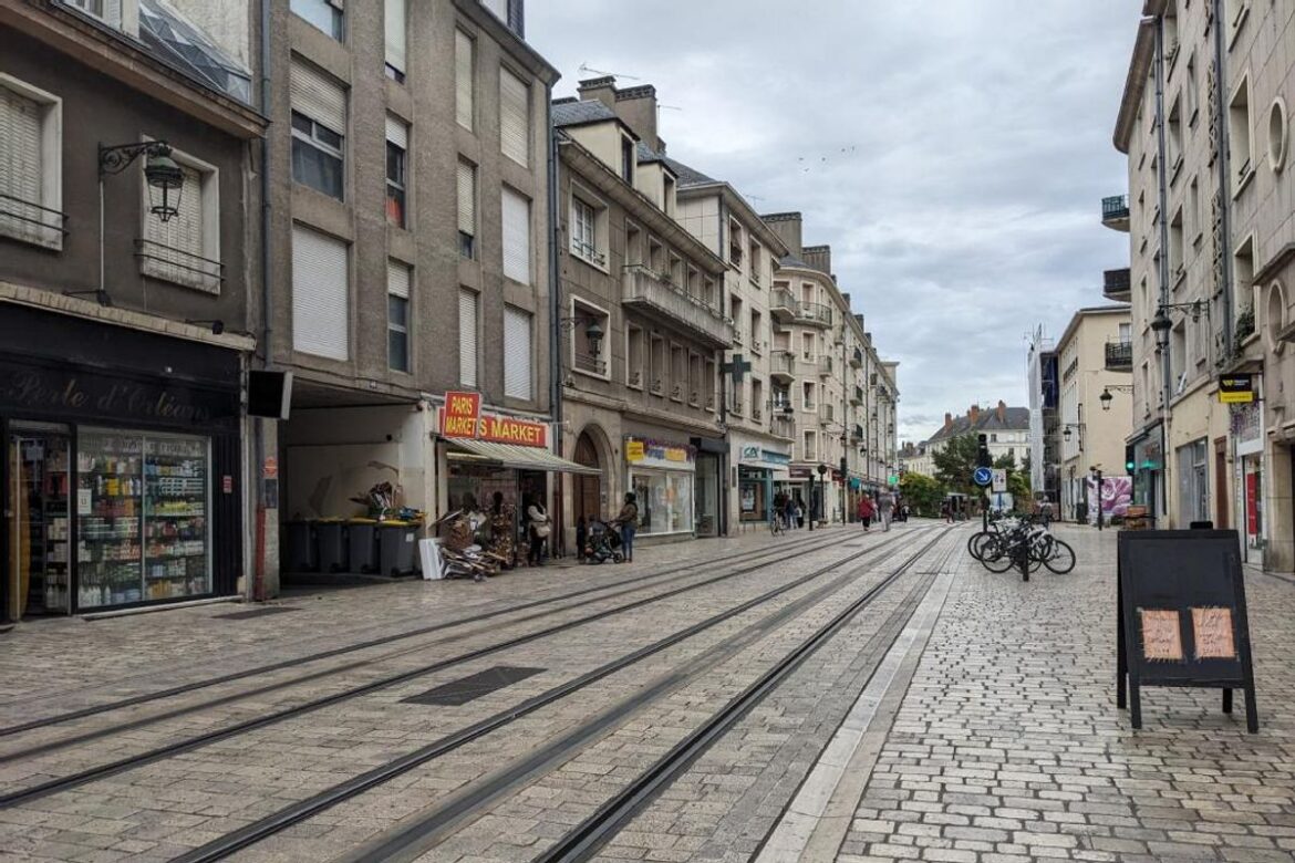 Les tensions montent à Orléans : un individu armé menace un sacristain près de la cathédrale
