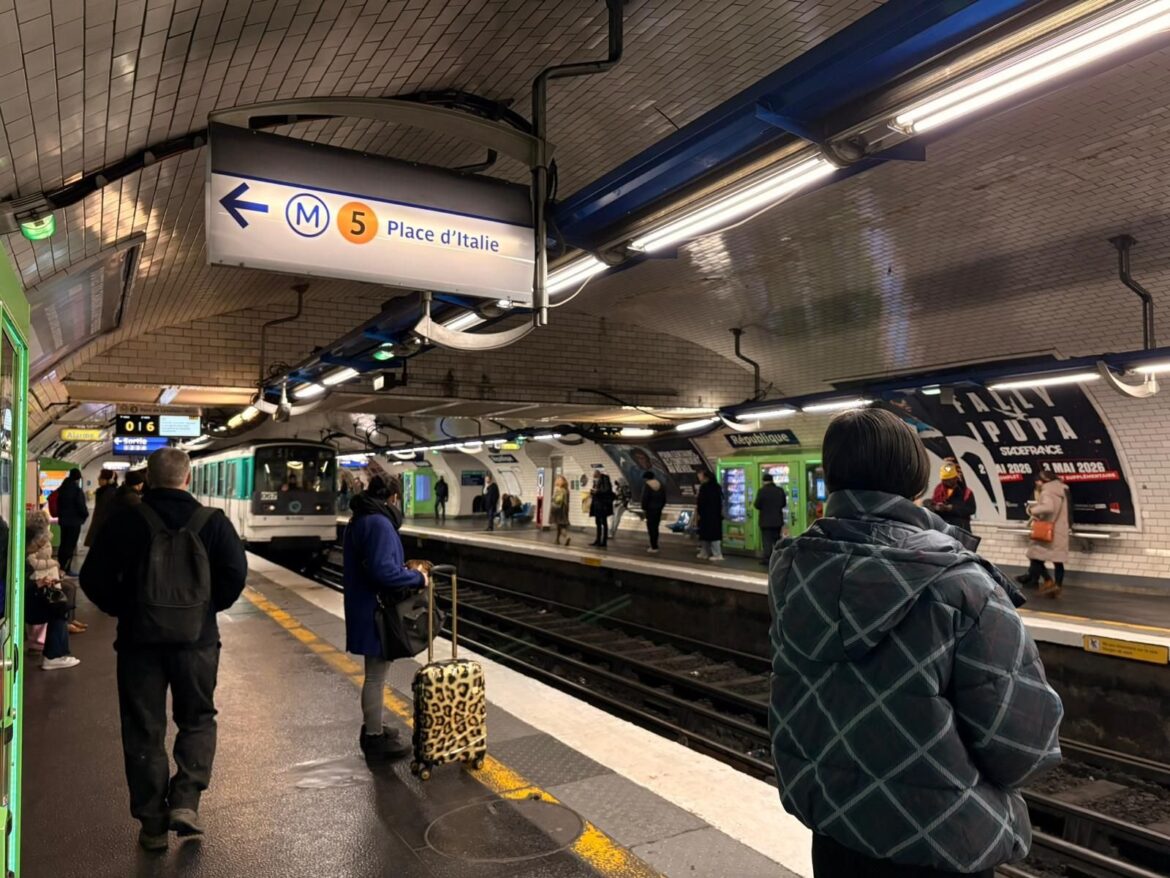 Attaque au marteau dans le métro de Paris : deux blessés et un suspect arrêté