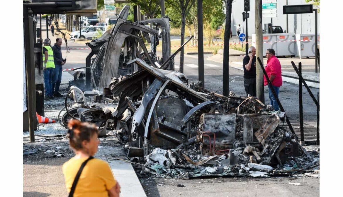Une nouvelle taxe pour les dégâts des émeutes : l&rsquo;État français face à un nouveau fardeau
