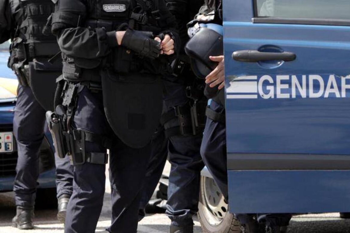 Une agression inquiétante dans les Cévennes : un octogénaire menacé au couteau