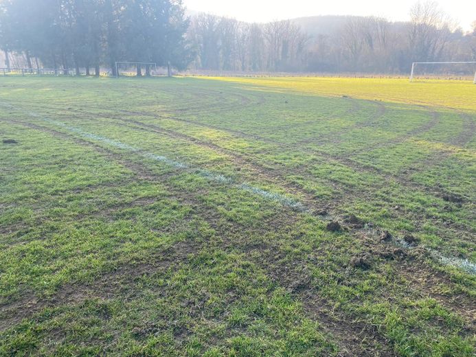 Un terrain de football dévasté : le maire de Souillac dénonce les actes de vandalisme