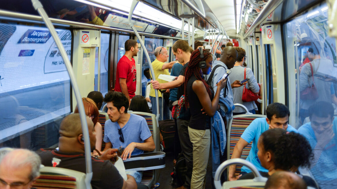 Les femmes en alerte : une montée inquiétante des agressions dans les transports parisiens