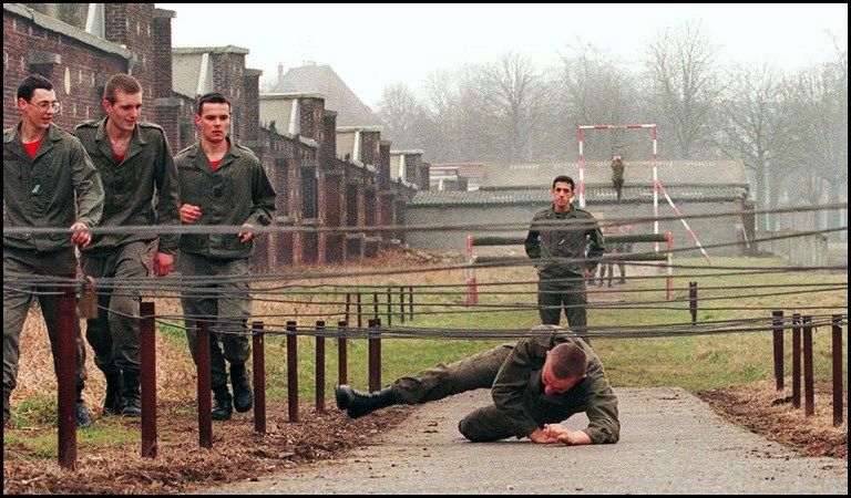 Le service militaire : un échec historique et une réforme contestée