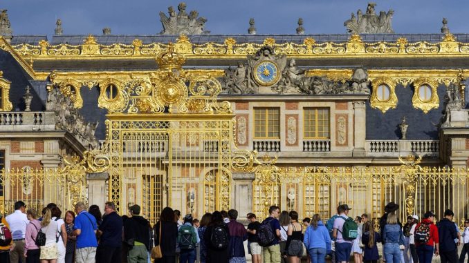 Les monuments français favorisent les visiteurs européens : une décision controversée