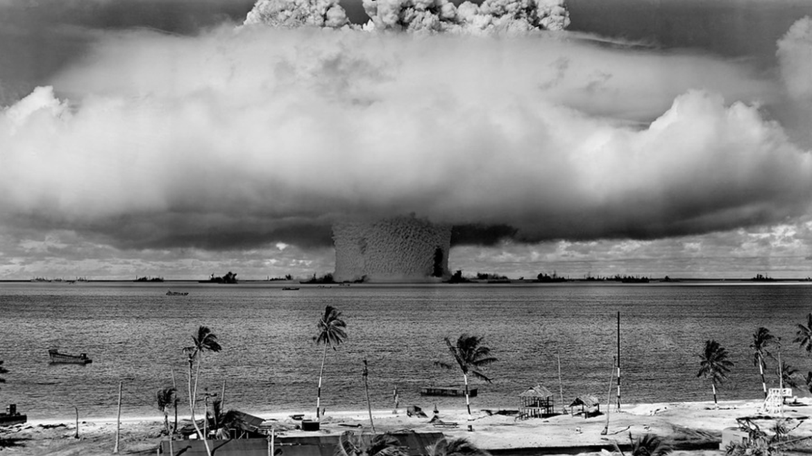 Essais nucléaires en Polynésie : une loi contestée et un débat sur les répercussions sanitaires