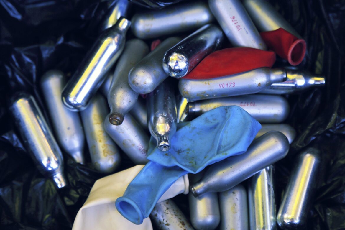 Un vaste trafic de gaz hilarant démantelé à Arc 1800 : trois Maltese en prison