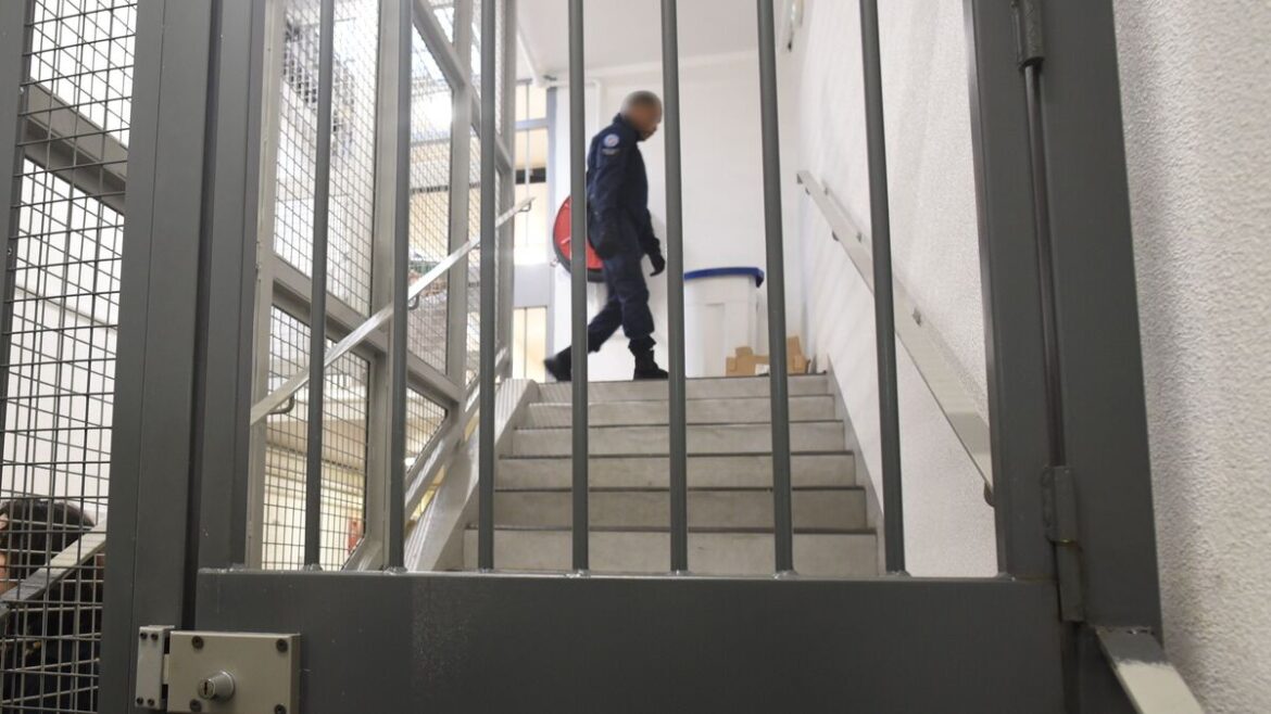 Catastrophe sécuritaire à Osny : sept armes de 9 mm retrouvées dans une cellule déclenchent l&rsquo;alerte